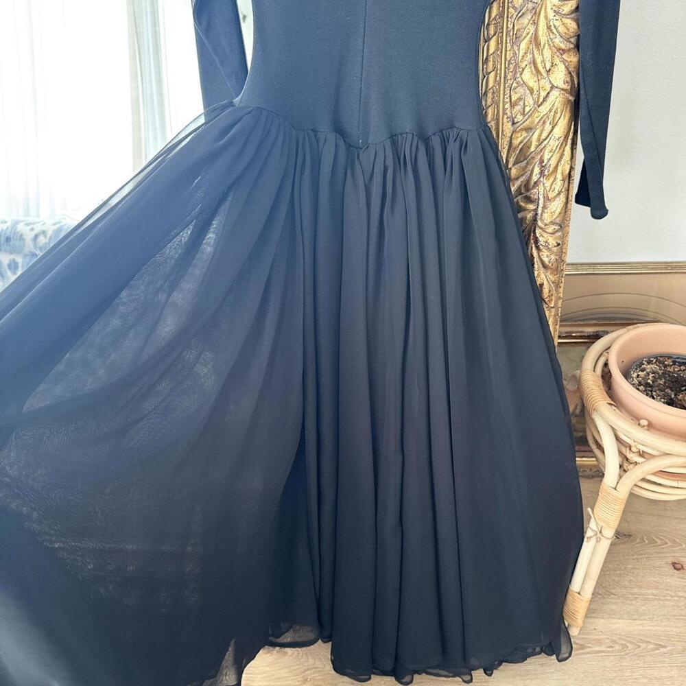 1980s Norma Kamali iconic fit and flare dress in black - Picture 4 of 5